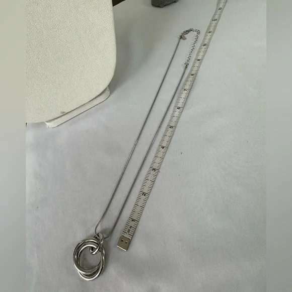 Older silvertone floating circles necklace - Picture 5 of 6